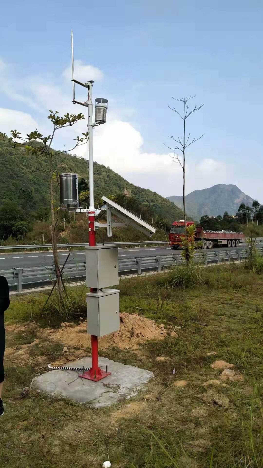 色季拉山口全自動太陽能氣象環境監測站守護川藏公路
